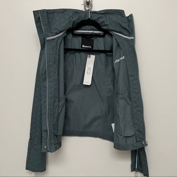 Bench jacket NWT lightweight foldable hood fitted blue triangle contemporary - Picture 5 of 8